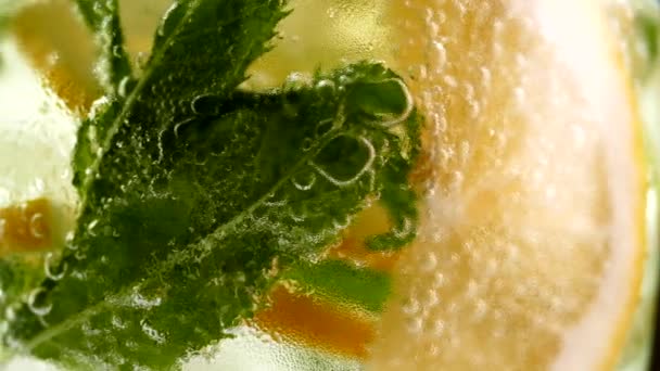 Refrigerante Refrescante Com Gelo Mojito Com Limão Hortelã Copo Água — Vídeo de Stock