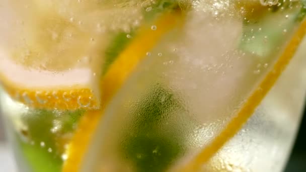 Refrescante Refresco Con Hielo Mojito Con Limón Menta Vaso Agua — Vídeo de stock