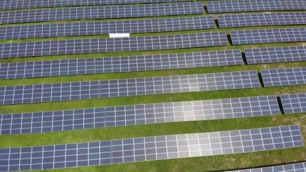Solkraftverk. Solpaneler på ett grönt fält. Alternativa energikällor. — Stockvideo