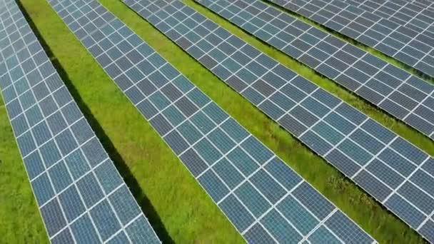Solární elektrárna. Solární panely na zeleném poli. Alternativní zdroje energie. — Stock video