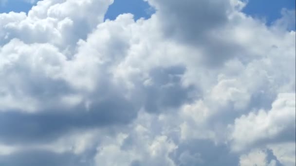 白と美しい雲が青空に渦巻く。タイムラプス — ストック動画