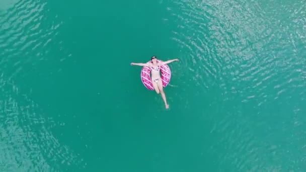 Das Mädchen Auf Einem Aufblasbaren Kreis Schwimmt Auf Dem Wasser — Stockvideo