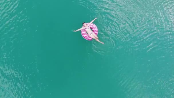 Das Mädchen Auf Einem Aufblasbaren Kreis Schwimmt Auf Dem Wasser — Stockvideo