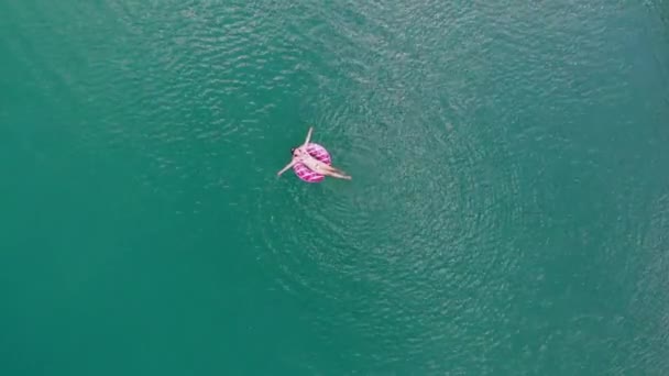 Das Mädchen Auf Einem Aufblasbaren Kreis Schwimmt Auf Dem Wasser — Stockvideo
