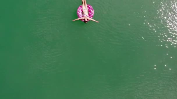 Das Mädchen Auf Einem Aufblasbaren Kreis Schwimmt Auf Dem Wasser — Stockvideo