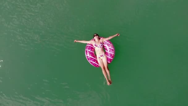 Девушка Надувном Круге Плавает Воде Отдых Отдых Море Вид Сверху — стоковое видео