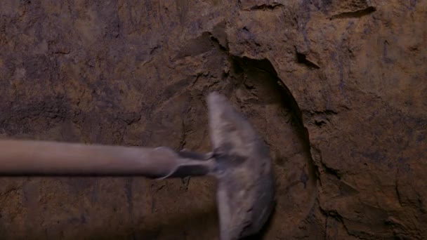 用铲子铲土 在地下挖掘从监狱逃出 穿过地下的隧道 深水雷 — 图库视频影像