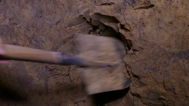 Kopać Glebę Łopatą Kopanie Pod Ziemią Ucieczka Więzienia Przez Tunel — Wideo stockowe