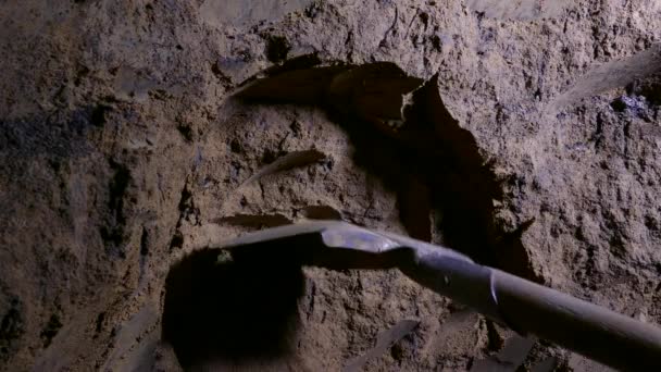 シャベルで土を掘る 地下を掘る 地面のトンネルを通って刑務所から脱出する ディープマインド — ストック動画