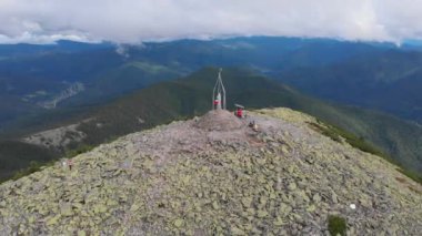 Dağlık arazinin manzaraları. Dağlar ve kozalaklı ormanlar. Dağlardaki bulutlar. Khomyak Dağı, Ukrayna