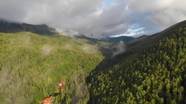 Yükseklerden dağlardaki güzel köy. Orman dağları ve yerleşim alanları.