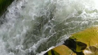 Güzel dağ nehri. Manzara ve temiz su akıntısı. Kayaların arasındaki dağ deresi. 
