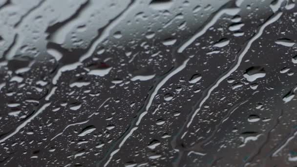 За стеклом капли дождя. Дождь и плохая погода. Капли воды стекают по стеклу. — стоковое видео