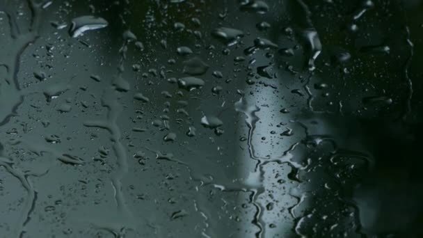 Gotas de chuva atrás do vidro. Chuva e mau tempo. gotas de água correr para baixo do vidro. — Vídeo de Stock