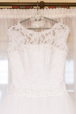 Düğün elbise bekleyen gelin