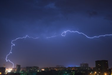 Gece gökyüzünde yıldırım şehri ile 