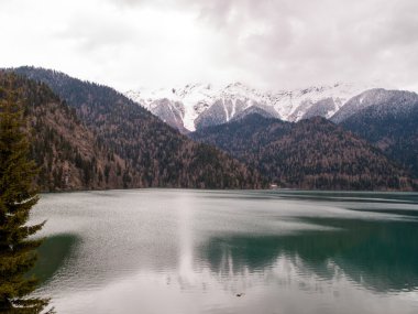 Yüksek dağlar arasında RİTSA Gölü