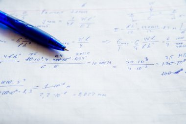 Kare kağıdın formülleri ile dolu 