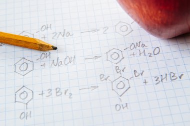 Kimya bilim formülleri beyaz sayfa üzerinde
