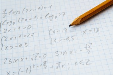 Kare kağıdın formülleri ile dolu