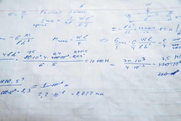 Квадратный лист бумаги, заполненный формулами — стоковое фото