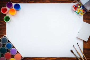 Öğeler için kahverengi ahşap masa üzerinde boyama