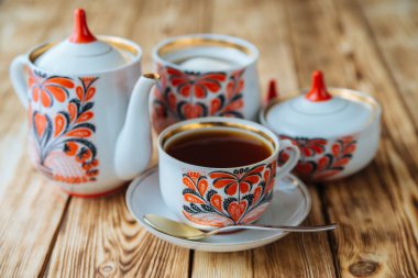 Çay bardağı ile ahşap masa üzerinde çaydanlık