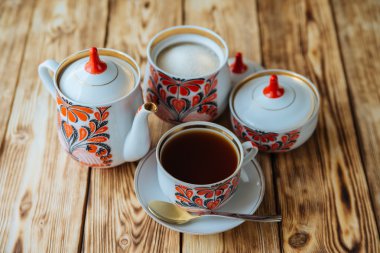 Çay bardağı ile ahşap masa üzerinde çaydanlık