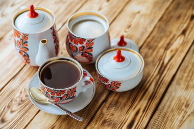 Çay bardağı ile ahşap masa üzerinde çaydanlık