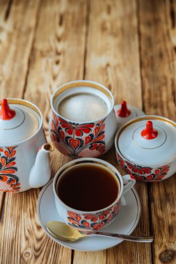 Çay bardağı ile ahşap masa üzerinde çaydanlık