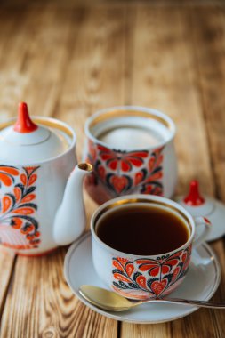 Çay bardağı ile ahşap masa üzerinde çaydanlık