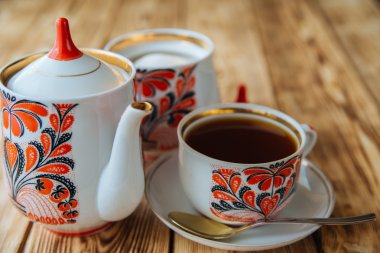 Çay bardağı ile ahşap masa üzerinde çaydanlık