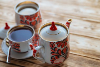 Çay bardağı ile ahşap masa üzerinde çaydanlık