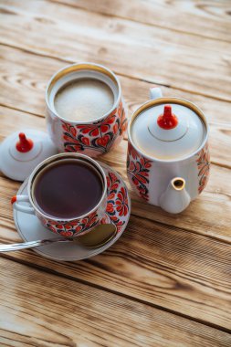 Çay bardağı ile ahşap masa üzerinde çaydanlık