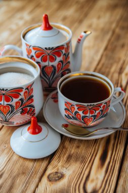 Çay bardağı ile ahşap masa üzerinde çaydanlık