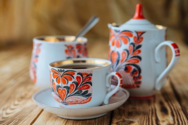 Çay bardağı ile ahşap masa üzerinde çaydanlık