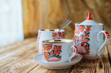 Çay bardağı ile ahşap masa üzerinde çaydanlık