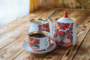 Çay bardağı ile ahşap masa üzerinde çaydanlık