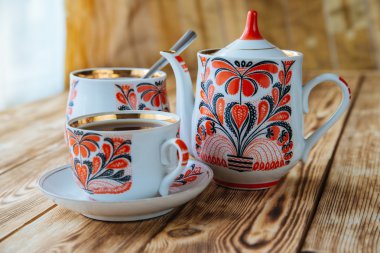 Çay bardağı ile ahşap masa üzerinde çaydanlık