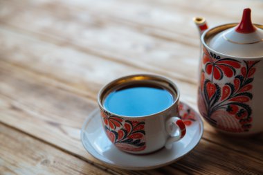 Çay bardağı ile ahşap masa üzerinde çaydanlık