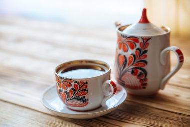 Çay bardağı ile ahşap masa üzerinde çaydanlık