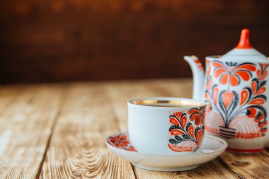 Çay bardağı ile ahşap masa üzerinde çaydanlık