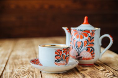 Çay bardağı ile ahşap masa üzerinde çaydanlık