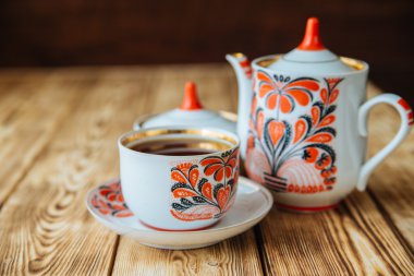 Çay bardağı ile ahşap masa üzerinde çaydanlık