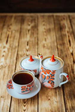 Çay bardağı ile ahşap masa üzerinde çaydanlık