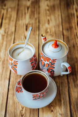 Çay bardağı ile ahşap masa üzerinde çaydanlık