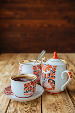 Çay bardağı ile ahşap masa üzerinde çaydanlık