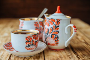 Çay bardağı ile ahşap masa üzerinde çaydanlık