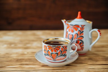 Çay bardağı ile ahşap masa üzerinde çaydanlık