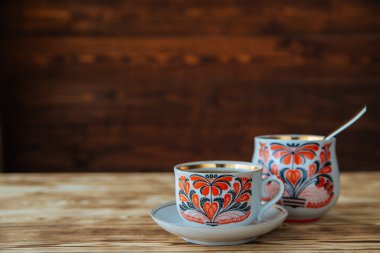 ahşap masa üzerinde çay bardağı